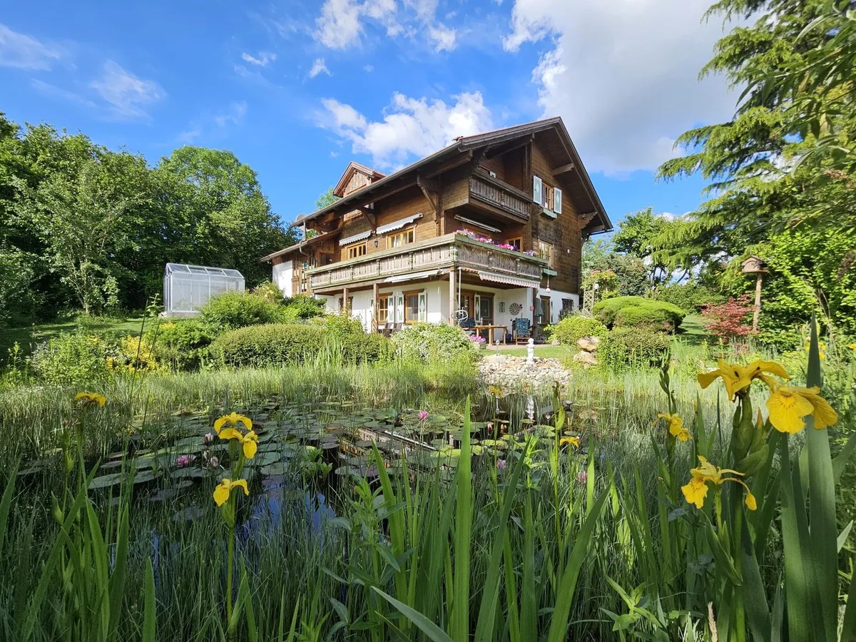 Hausansicht mit Gartenteich