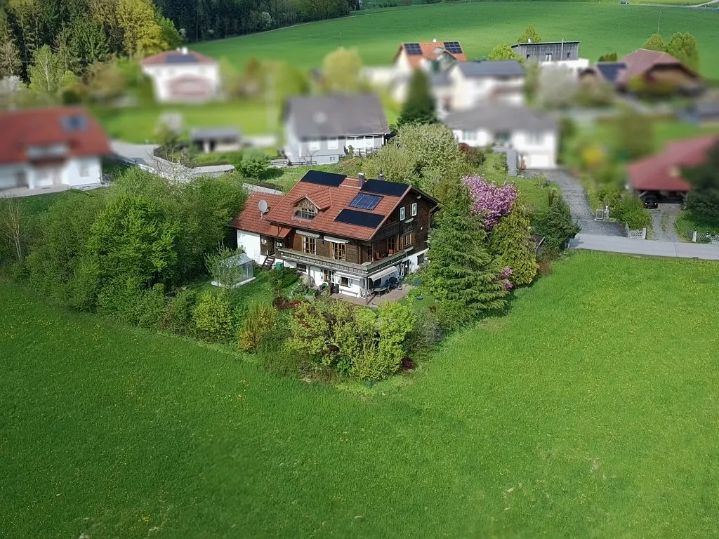 Luftaufnahme: Haus und Grundstück