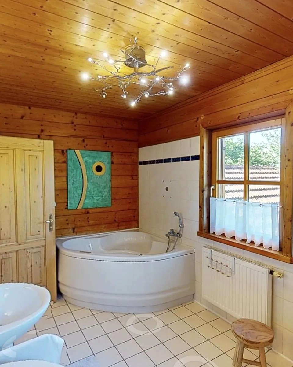 Badezimmer mit Eckbadewanne